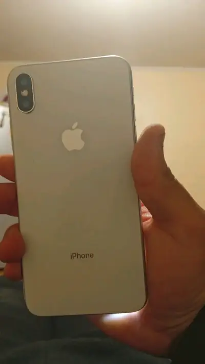 iPhone X en buen estado, color plata - miniatura 1