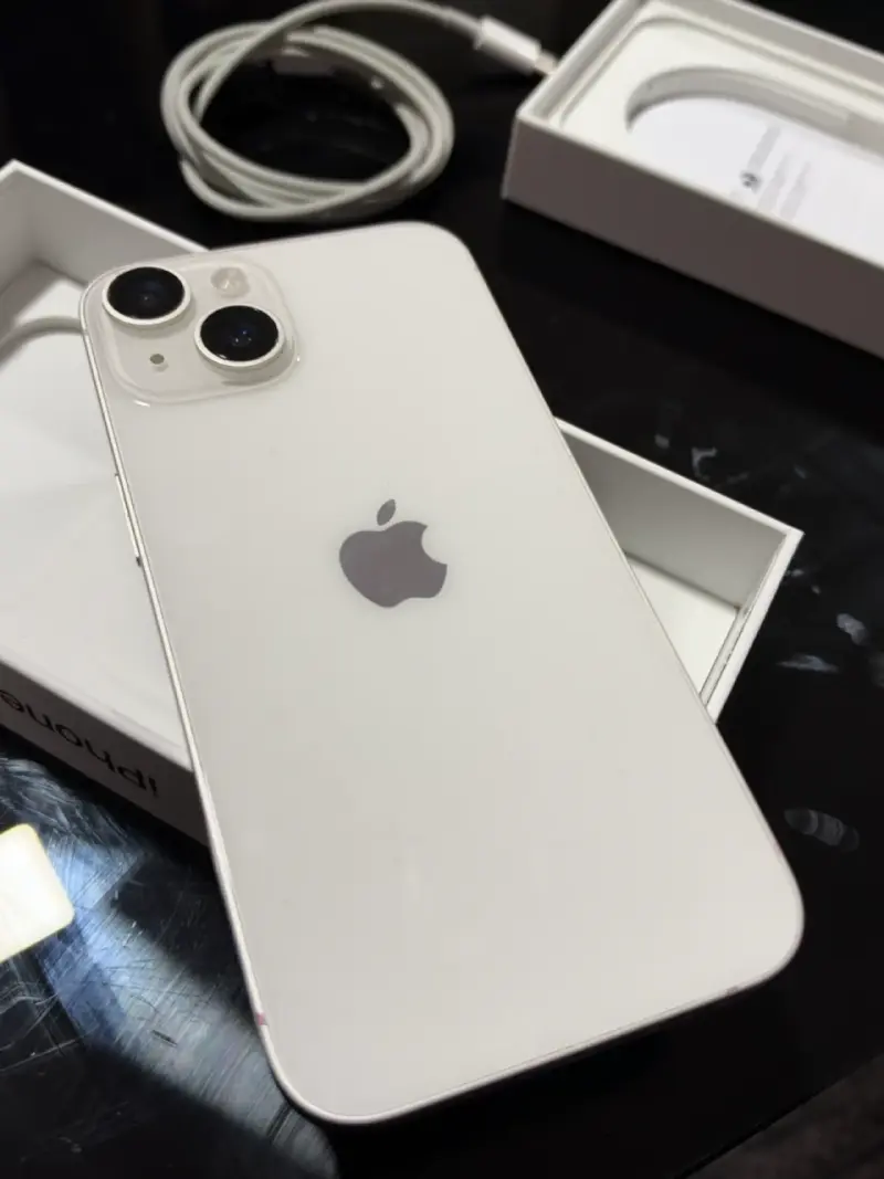 iPhone 14 blanco en buen estado con cable - 4