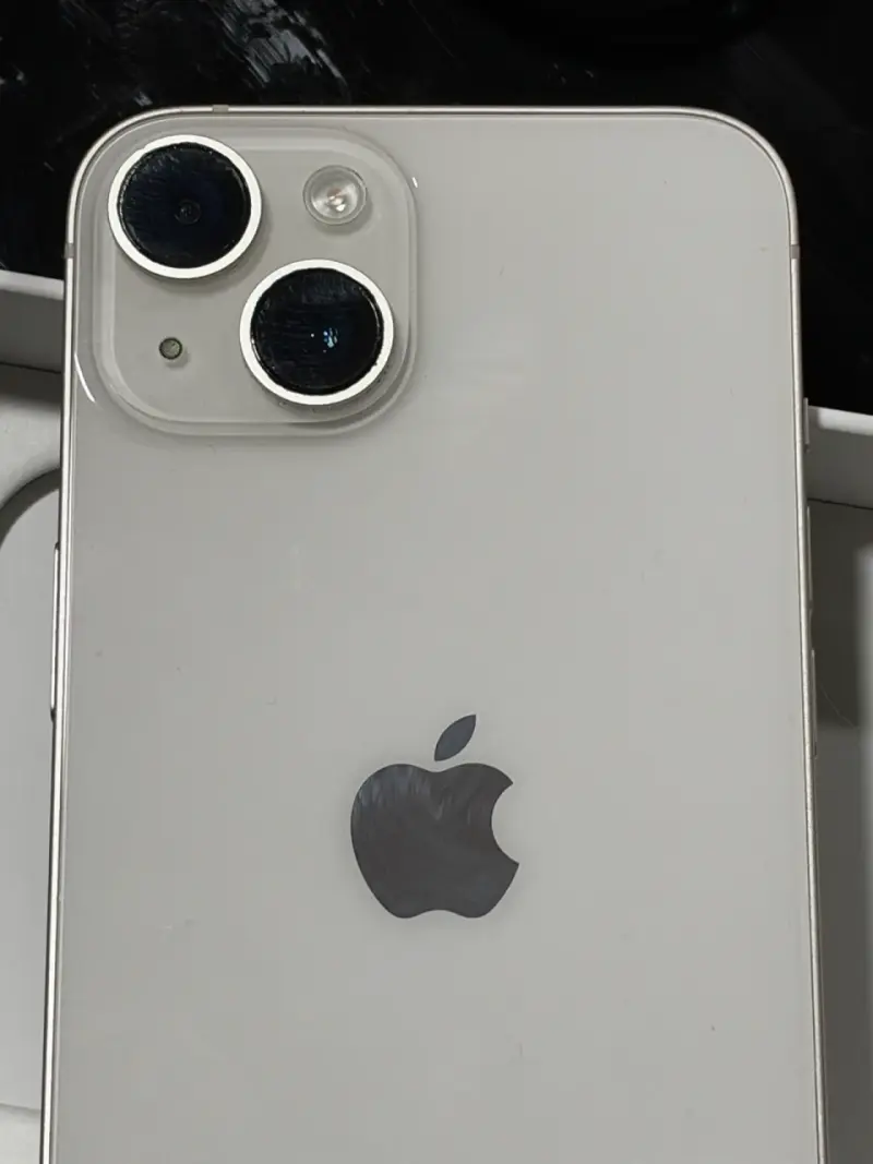 iPhone 14 blanco en buen estado con cable - 5
