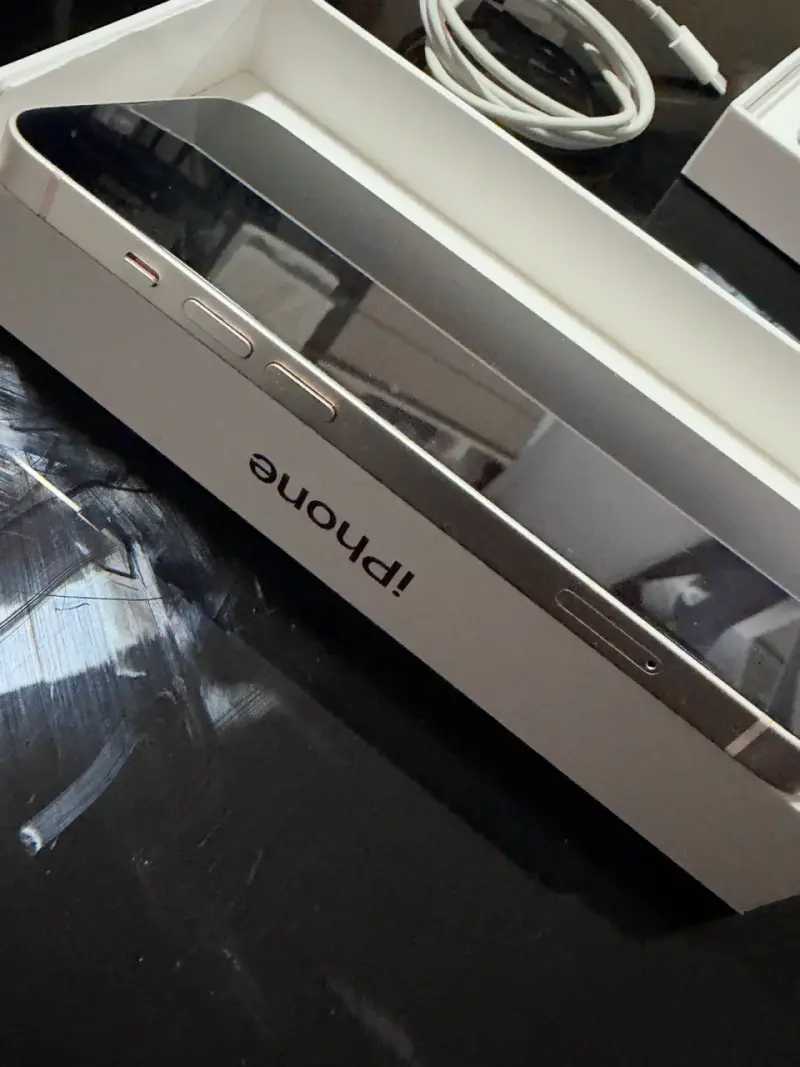 iPhone 14 blanco en buen estado con cable - 6