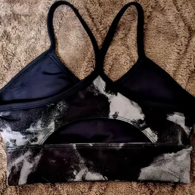 Top deportivo Reebok estampado en blanco y negro - miniatura 2