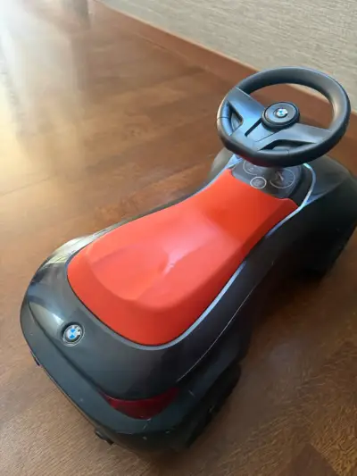 Auto de juguete BMW para niños color negro y rojo - miniatura 1