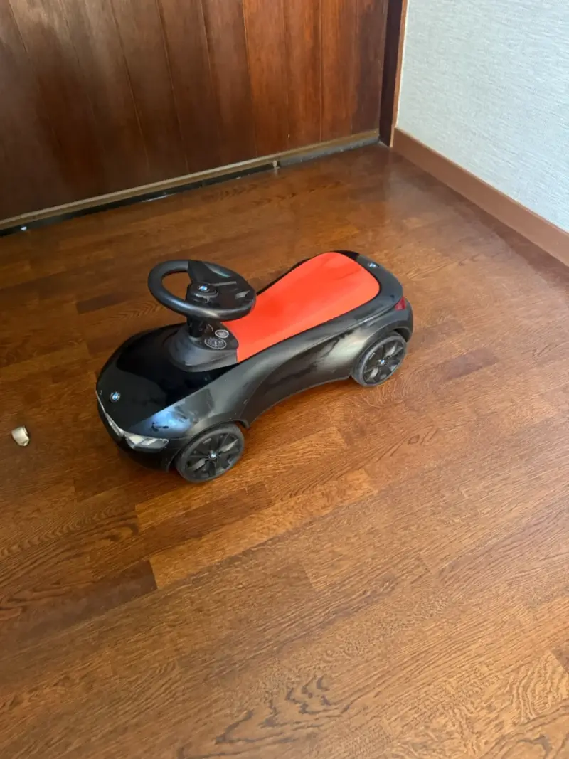 Auto de juguete BMW para niños color negro y rojo - 3