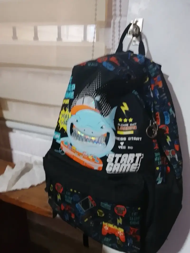 Mochila infantil con diseño de tiburón y videojuegos