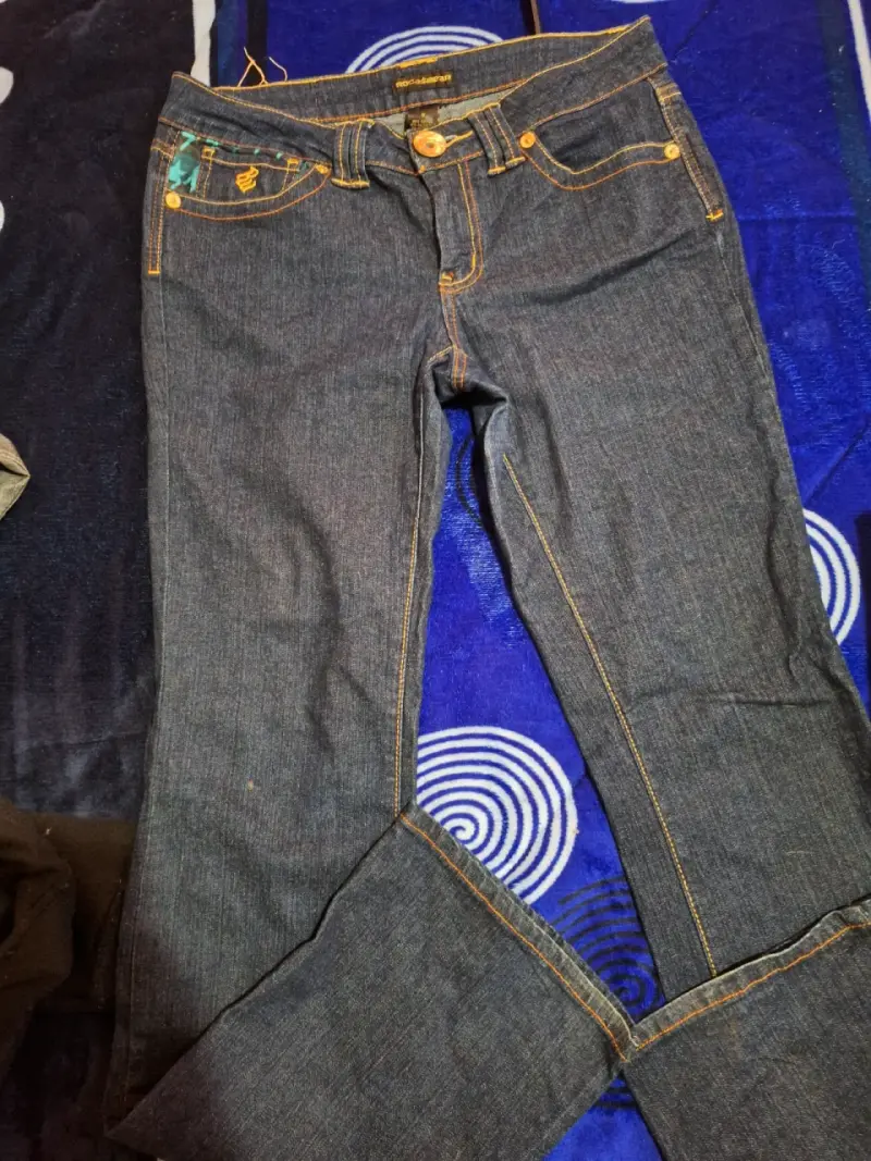 Jeans de mezclilla para mujer con diseño bordado - 1