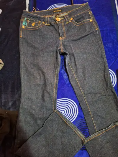 Jeans de mezclilla para mujer con diseño bordado - miniatura 1