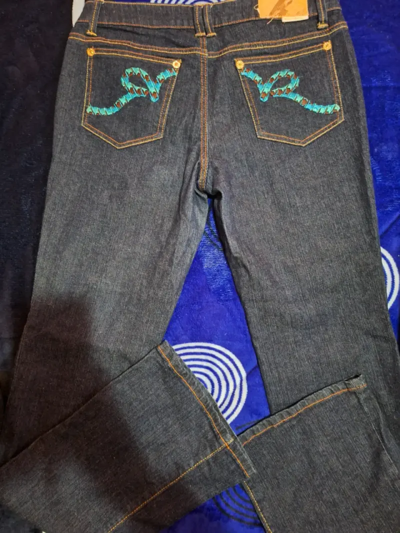 Jeans de mezclilla para mujer con diseño bordado - 2