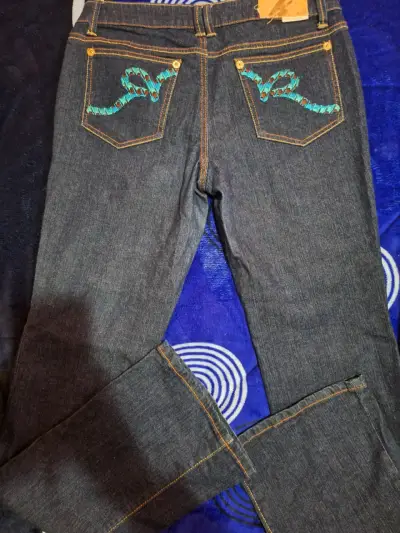 Jeans de mezclilla para mujer con diseño bordado - miniatura 2