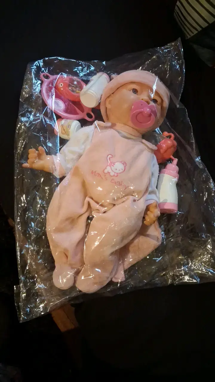 Muñeca bebé interactiva con accesorios - 1
