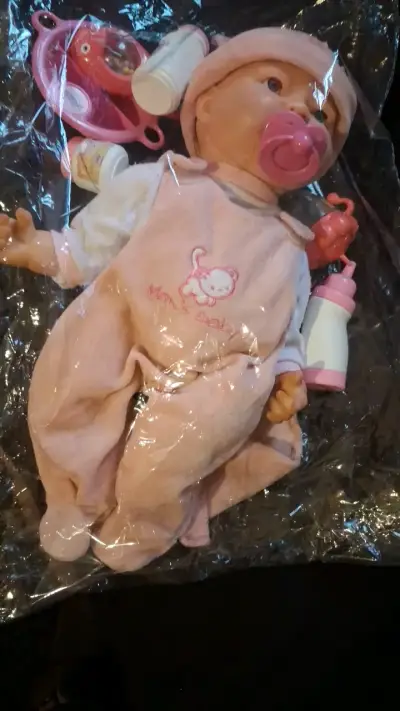Muñeca bebé interactiva con accesorios - miniatura 2