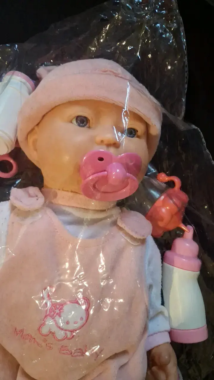 Muñeca bebé interactiva con accesorios - 3