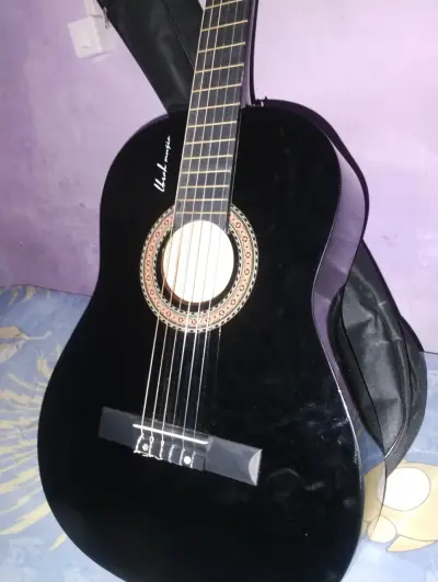 Guitarra acústica negra con funda - miniatura 1