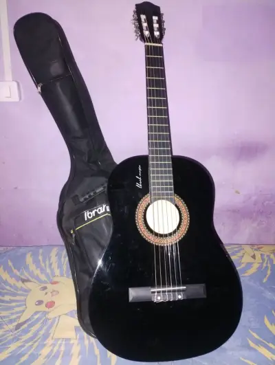 Guitarra acústica negra con funda - miniatura 2