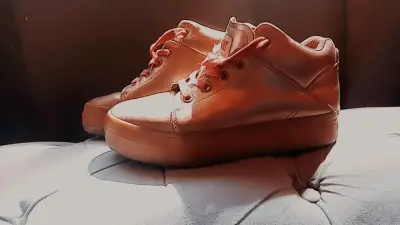 Zapatillas doradas CAT para mujer - miniatura 1