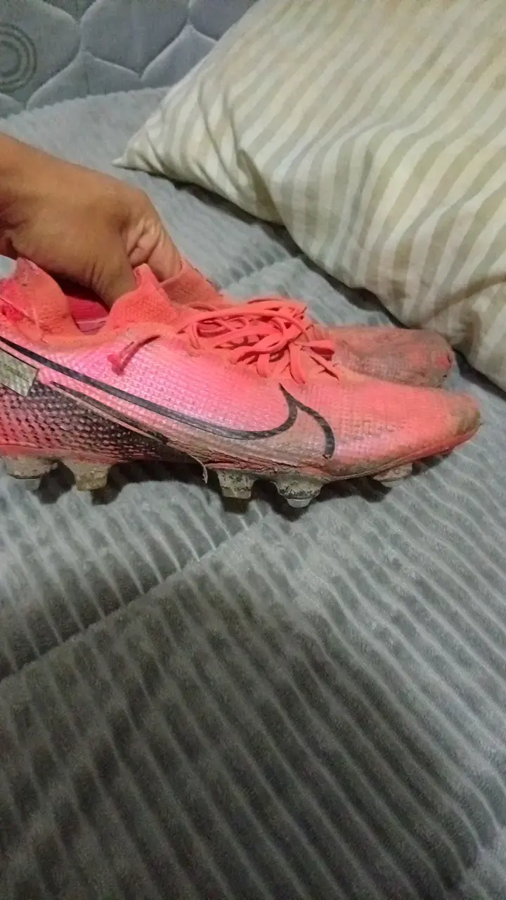 Botines de fútbol Nike rojos con toperoles - 1