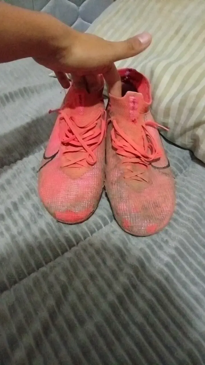 Botines de fútbol Nike rojos con toperoles - 2