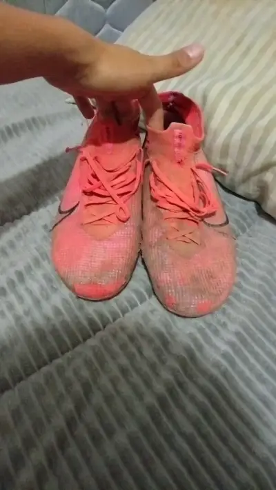 Botines de fútbol Nike rojos con toperoles - miniatura 2