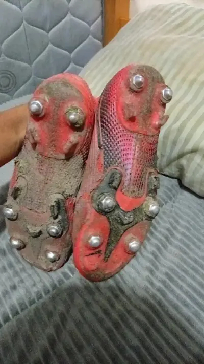 Botines de fútbol Nike rojos con toperoles - miniatura 3