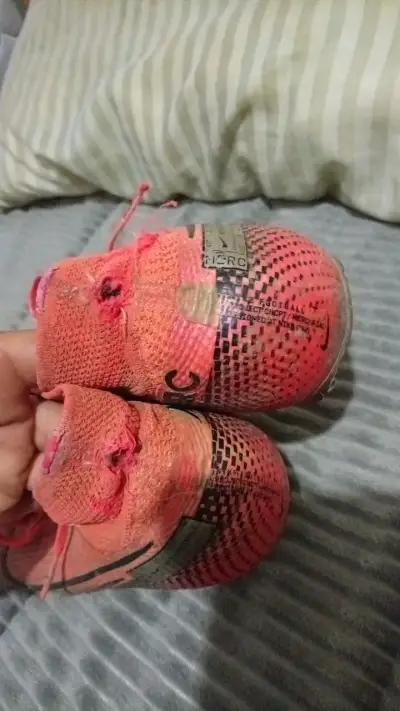 Botines de fútbol Nike rojos con toperoles - miniatura 4