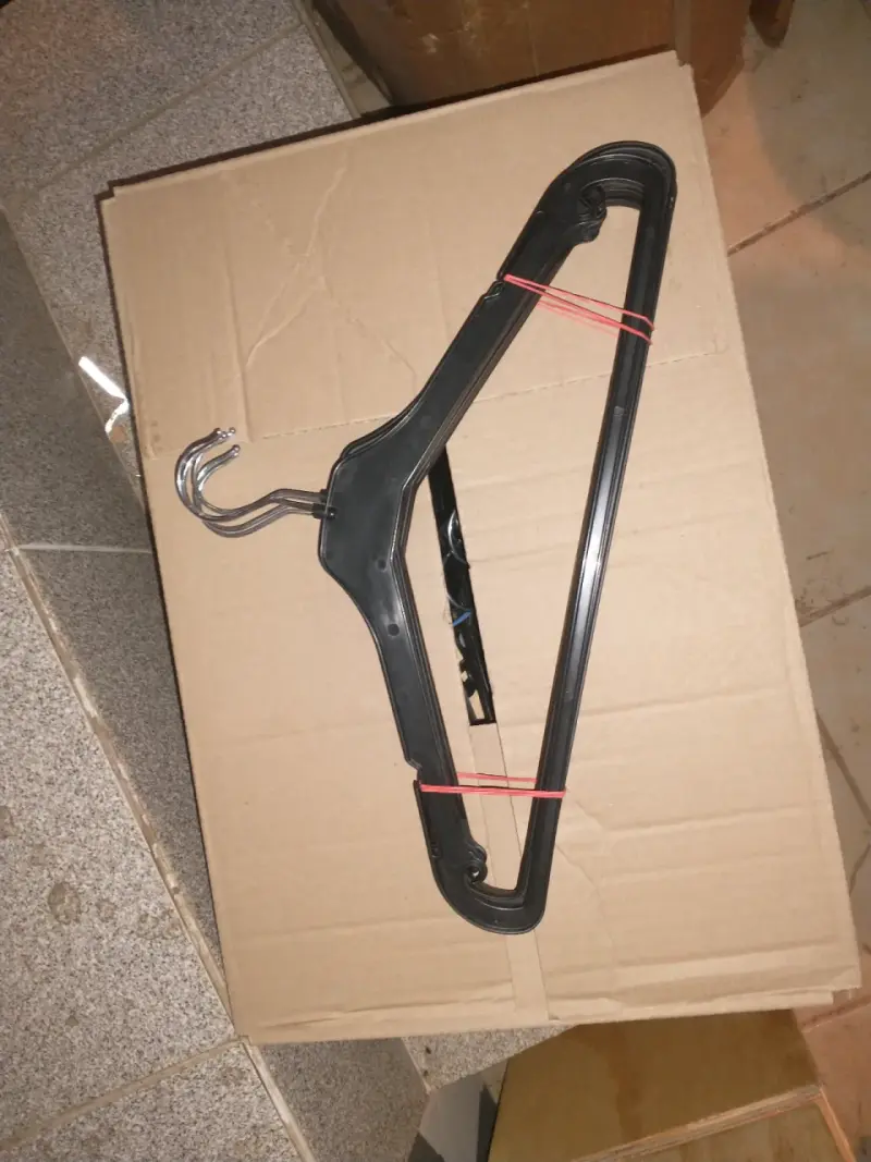 Lote de colgadores de ropa plásticos negros - 2
