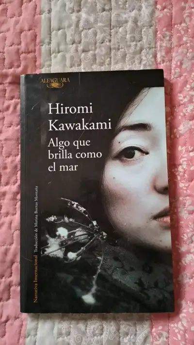 Libro 'Algo que brilla como el mar' Hiromi Kawaka - miniatura 1