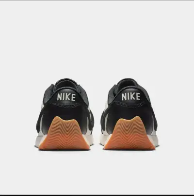 Zapatillas deportivas Nike blancas y negras - miniatura 3