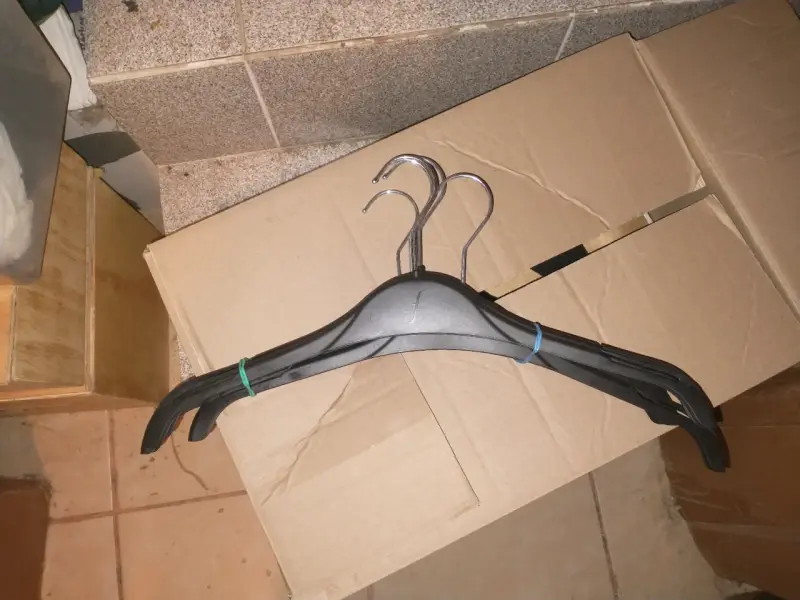 Lote de colgadores de ropa plásticos negros - 4