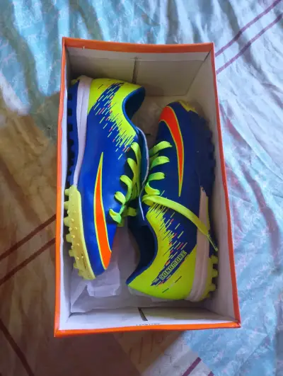 Zapatillas de fútbol para niños Conmodre azul y verde - miniatura 1