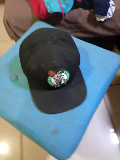 Gorra negra con logo de equipo de baloncesto - miniatura 1