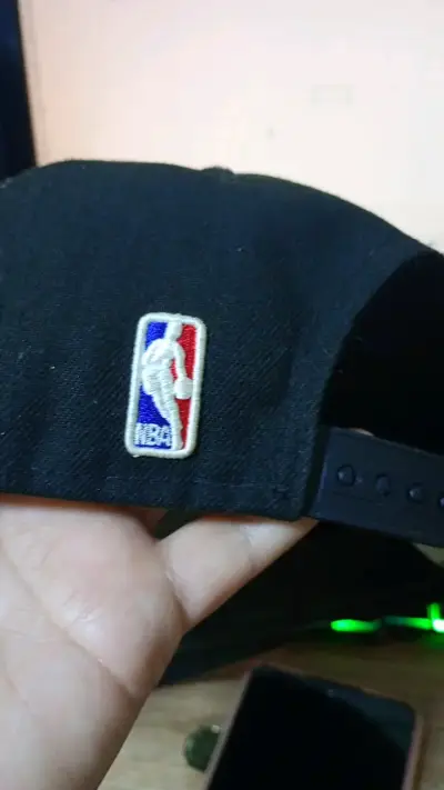 Gorra negra con logo de equipo de baloncesto - miniatura 2