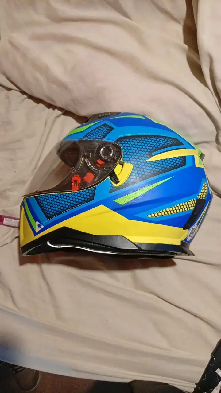 Casco de moto azul y amarillo con diseño moderno - 1