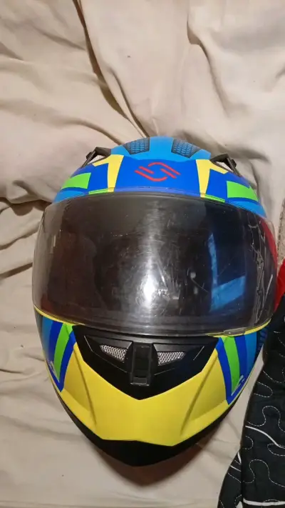 Casco de moto azul y amarillo con diseño moderno - miniatura 2