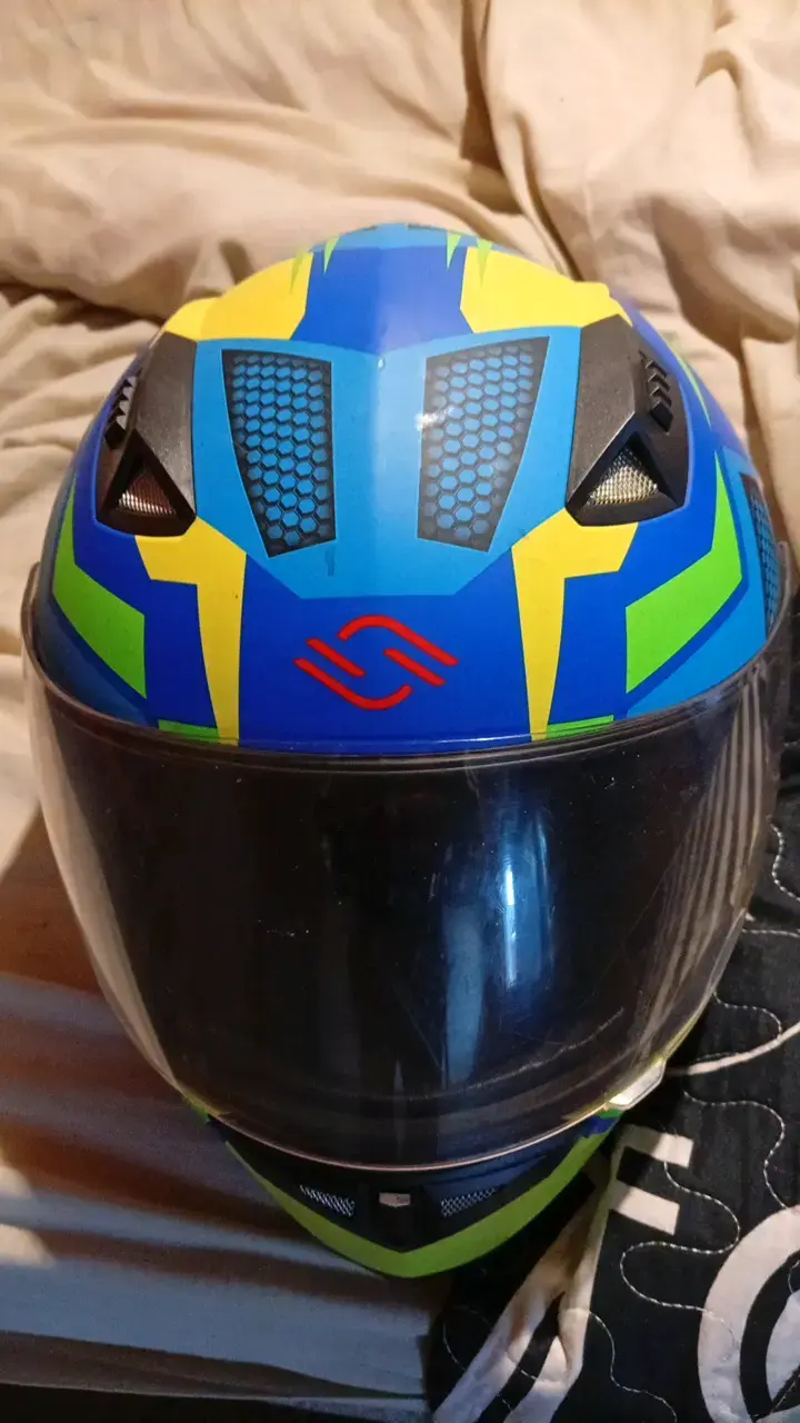 Casco de moto azul y amarillo con diseño moderno - 3