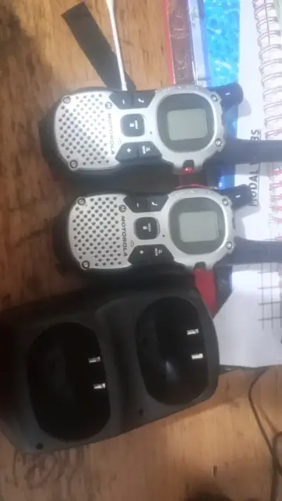 Walkie Talkies Motorola con Cargador - miniatura 1