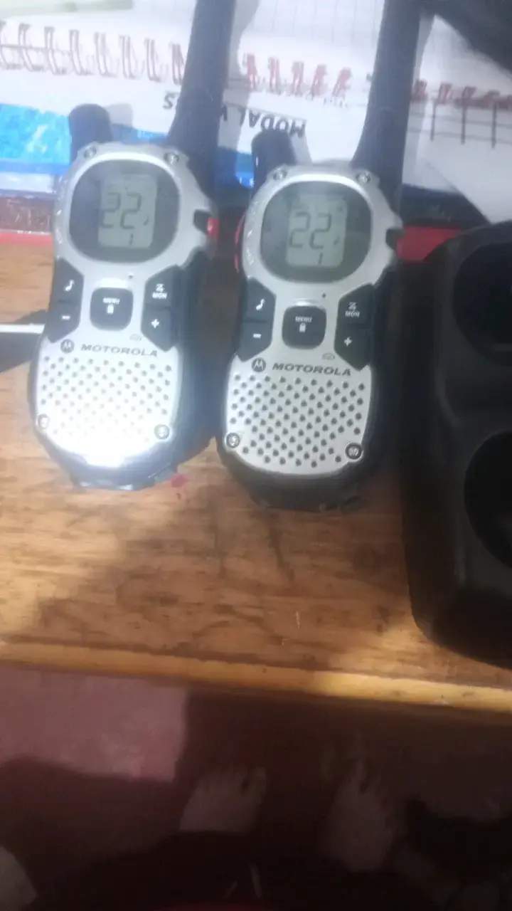 Walkie Talkies Motorola con Cargador - 2