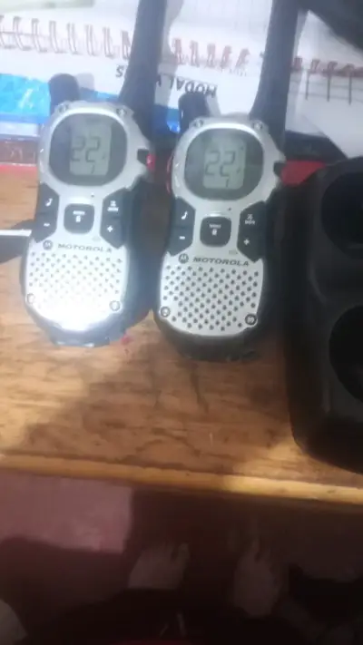 Walkie Talkies Motorola con Cargador - miniatura 2