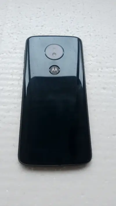 Smartphone Motorola con cámara trasera - miniatura 1