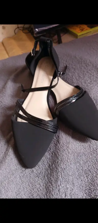 Zapatos planos negros con tiras brillantes - miniatura 1