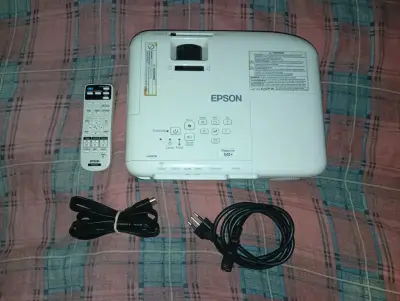 Proyector Epson S41+ con control remoto y cables - miniatura 1