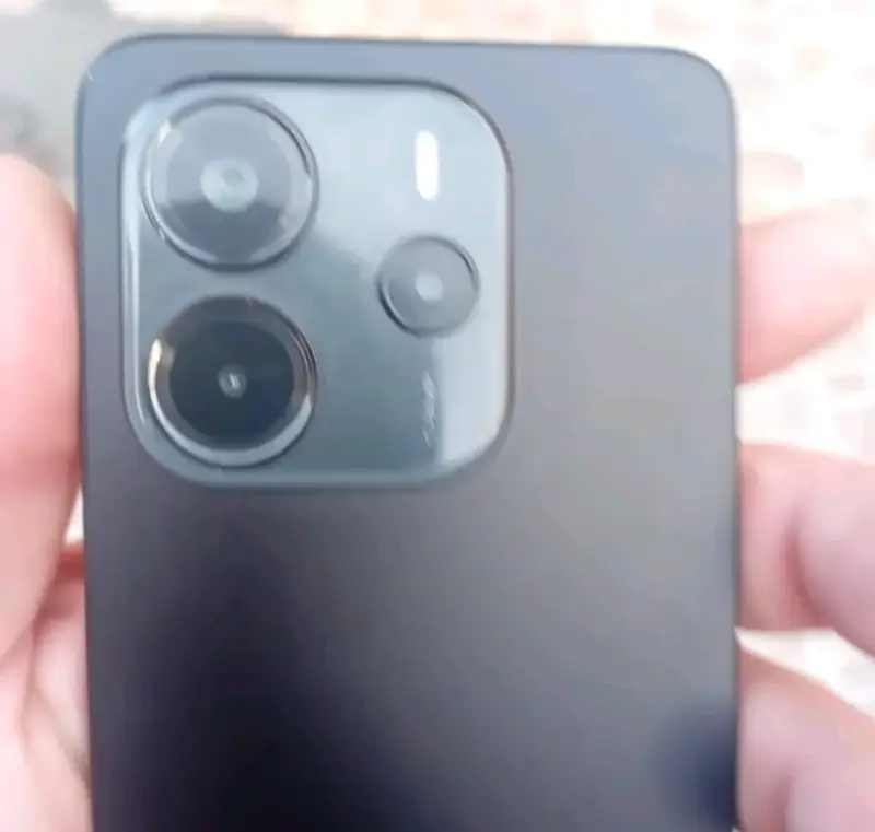 Smartphone Xiaomi Redmi con triple cámara - 1