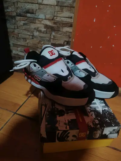 Zapatillas  DC Shoes negras y blancas - miniatura 1