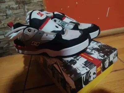 Zapatillas  DC Shoes negras y blancas - miniatura 2