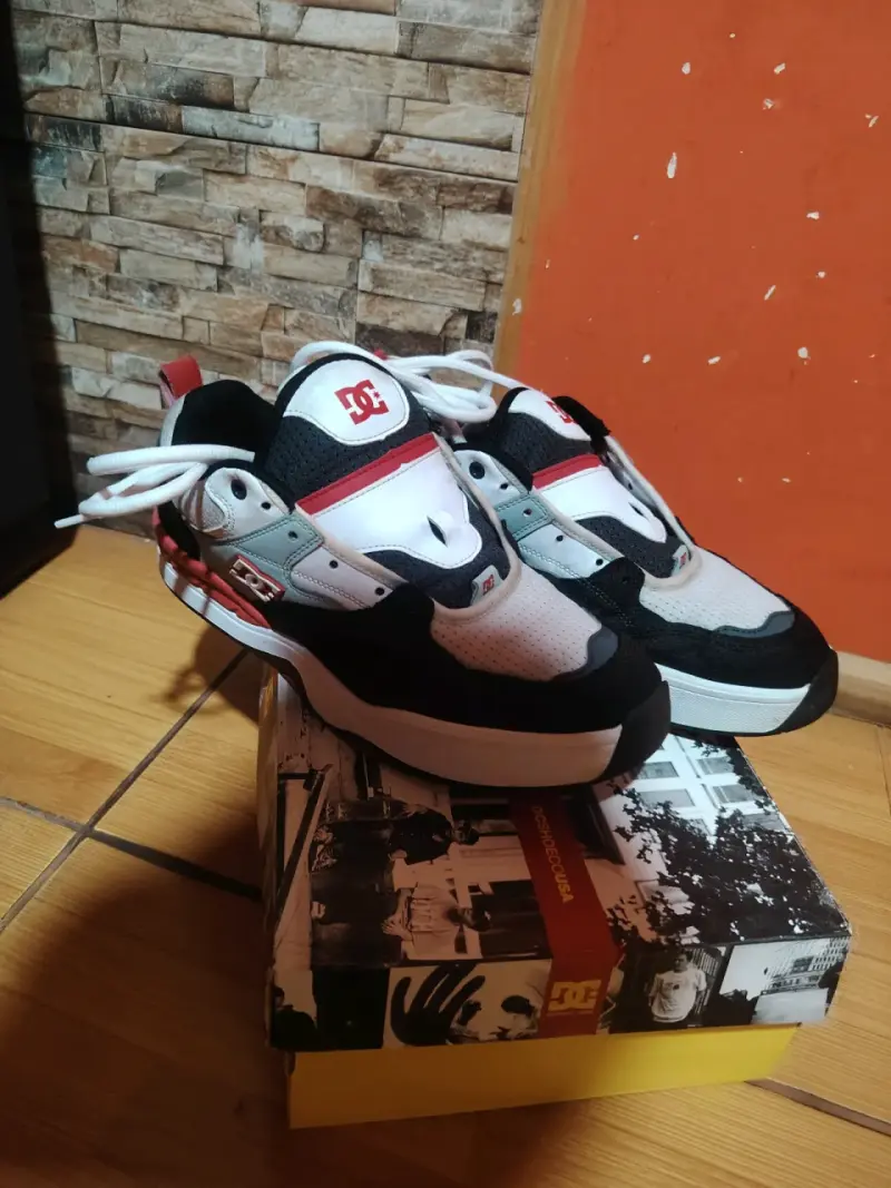 Zapatillas DC Shoes negras y blancas - 3