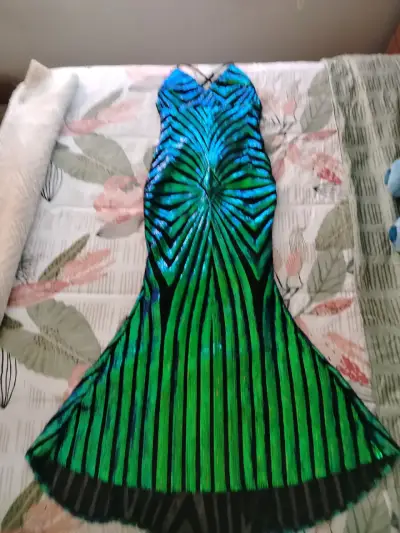 Vestido largo de fiesta verde y azul con lentejuelas - miniatura 2