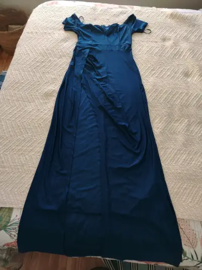 Vestido largo azul con hombros descubiertos - miniatura 2