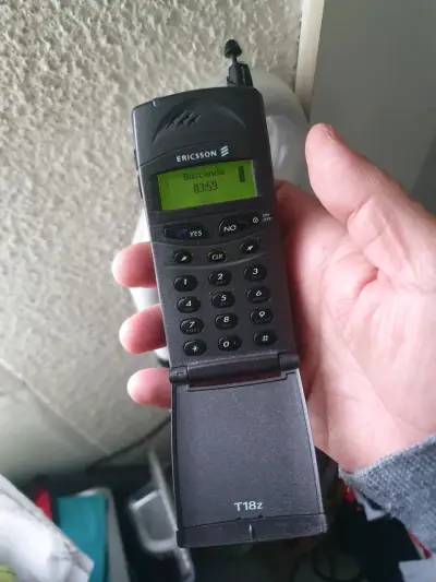 Teléfono celular Ericsson T18z clásico - miniatura 1