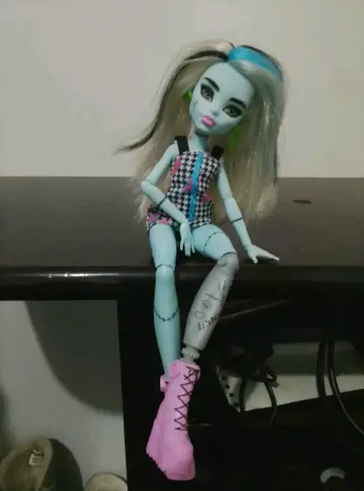 Muñeca Monster High Frankie Stein con vestido a cuadros - miniatura 1