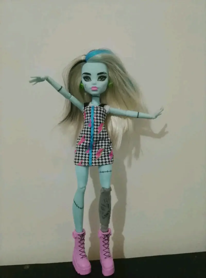 Muñeca Monster High Frankie Stein con vestido a cuadros - 2