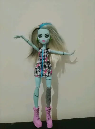 Muñeca Monster High Frankie Stein con vestido a cuadros - miniatura 2