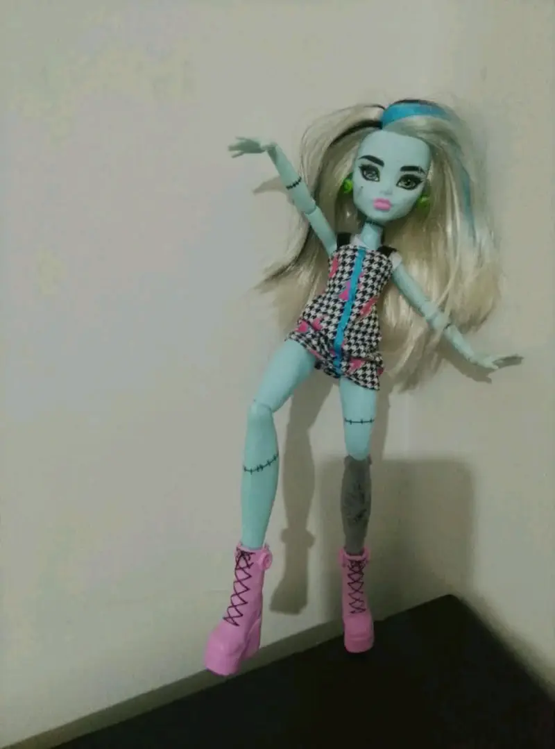 Muñeca Monster High Frankie Stein con vestido a cuadros - 3